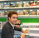 Courant 2012, un commercial Smartbox peaufine la présentation des coffrets en magasin.