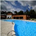 La piscine du Domaine des Monédières, qui a revu en janvier son offre B to B.